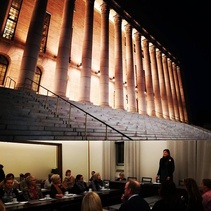 HPKY:n vuosikokous pidettiin remontoidussa eduskunnassa. Illan emäntänä toimi kansanedustaja Sari Sarkomaa.