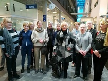 HPKY:n kierros Arabiassa huipentui yllätystapaamiseen. Saimme kuulla taiteilija Heljä Liukko-Sundströmin ajatuksia muotoilusta ja elinikäisestä oppimisesta. Heljän uusin näyttely avautuu myöhemmin tänä vuonna Arabian keskuksessa.